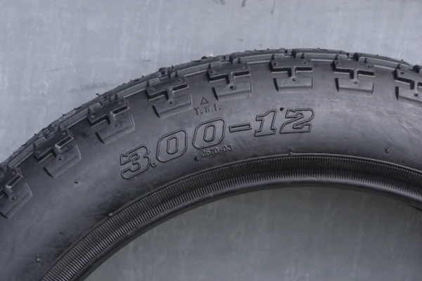 Manufacturer Supply OEM Quality Scooter Tyre 12 Inch 3.00-12  4PRTT 6PRTT/TL Strenth Tube Tire Tubeless Tire High Quality-J670