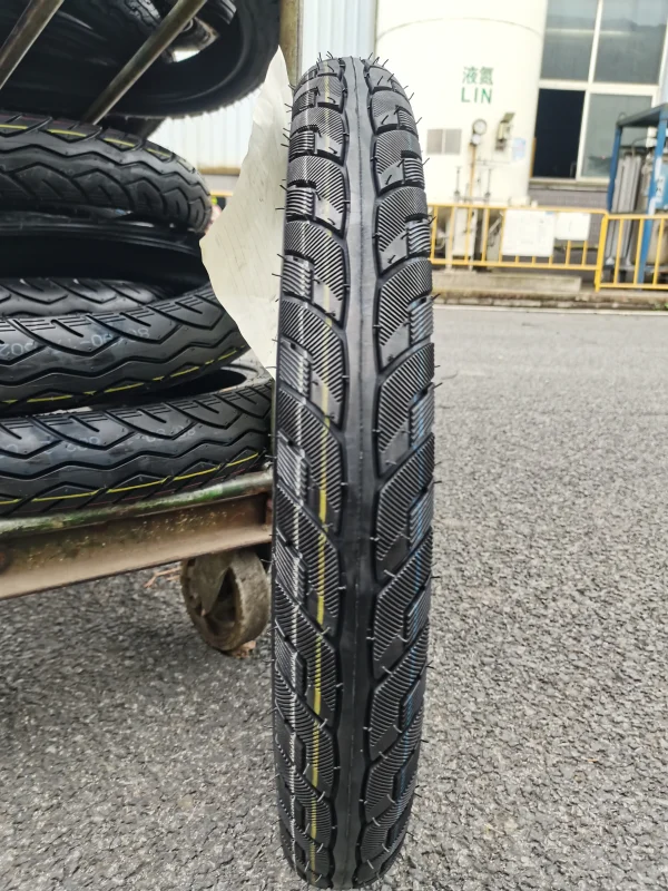 Confortable Motorcycle Tyre Bias Structure Road Running Rear Wheel 2.75-18 6PR TL Carrystone Carrystone Anti-Slip Pneumatic Tire -J877