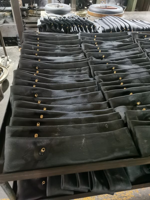 Camara De Air Carrystone Tricycle tube 10 Inch 12 Inch 13 Inch Tube 4.00-10 4.00-12 4.50-12 5.00-12 5.50-12 5.50-13 For Natural Rubber Motorcycle Tubes  TR13 Valve